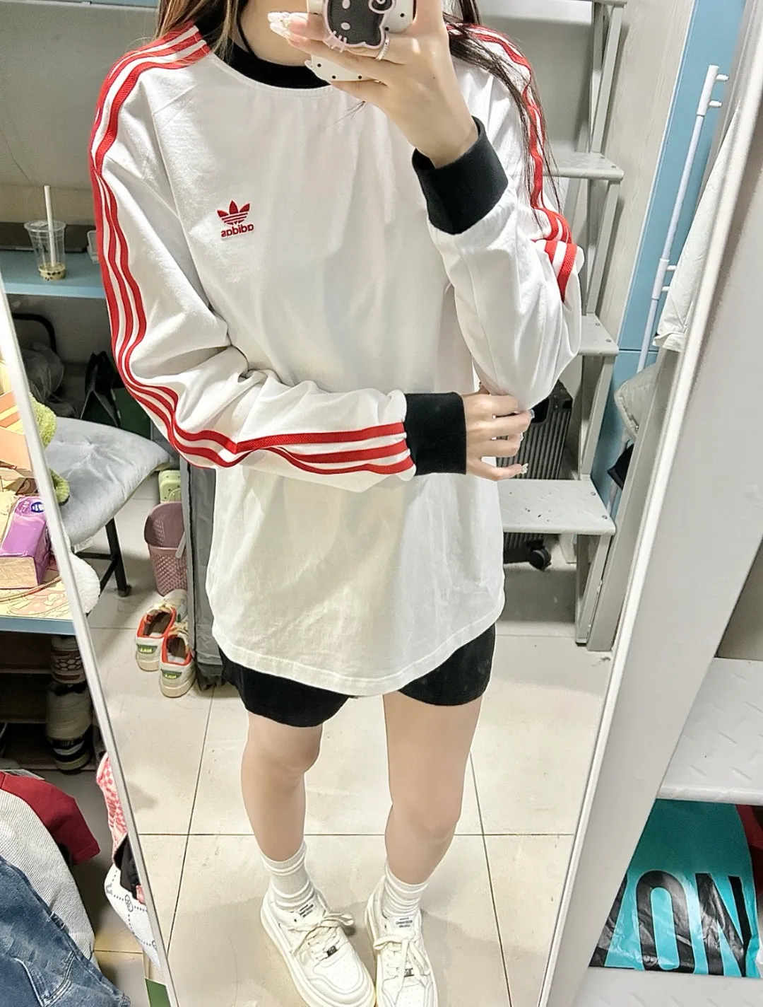 Watermark-free upper body rendering 𝟬𝟱𝟰𝟰𝟲# Exclusive real shot/difference between various stolen pictures and online version on the market [𝗮𝗱𝗶𝗱𝗮𝘀 Adidas clover long-sleeved T-shirt, made of soft cotton fabric, skin-friendly, Breathable, super comfortable to wear. ✅Full set of 1:1 customized accessories ➕Customized three-label ➕𝗬𝘂𝗮𝗻 version of the hang tag ➕𝗹𝗼𝗴𝗼 packaging bag🔥 ➕Scan the tag to enter the official website. ✅Top version, ins Xiaohongshu Kuaishou Got something = lots of bloggers are wearing it. ✅Adidas’ absolute Hot Sale star Same Style Details are online, feel free to compare! The iconic clover logo embellishes the chest, highlighting the brand's charm. Fixed color and classic three-bar stripes, classic will never go out of style! Versatile is not picky, the original model is perfect for the upper body, so buy it with your eyes closed! ✅The striped elements on both sides of the sleeves add a sporty and fashionable feel, making it easily adaptable to various sports or daily leisure scenes. Whether you are running for fitness or hanging out on the street, it can keep you full of energy without losing the sense of fashion. ✅Complete sizes to meet the needs of different body shapes! Color; white with red Size S-3XL